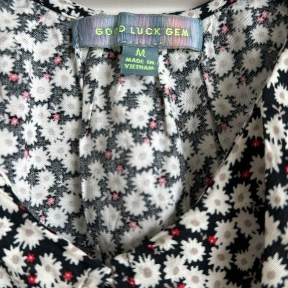 Button floral top. - Picture 2 of 5